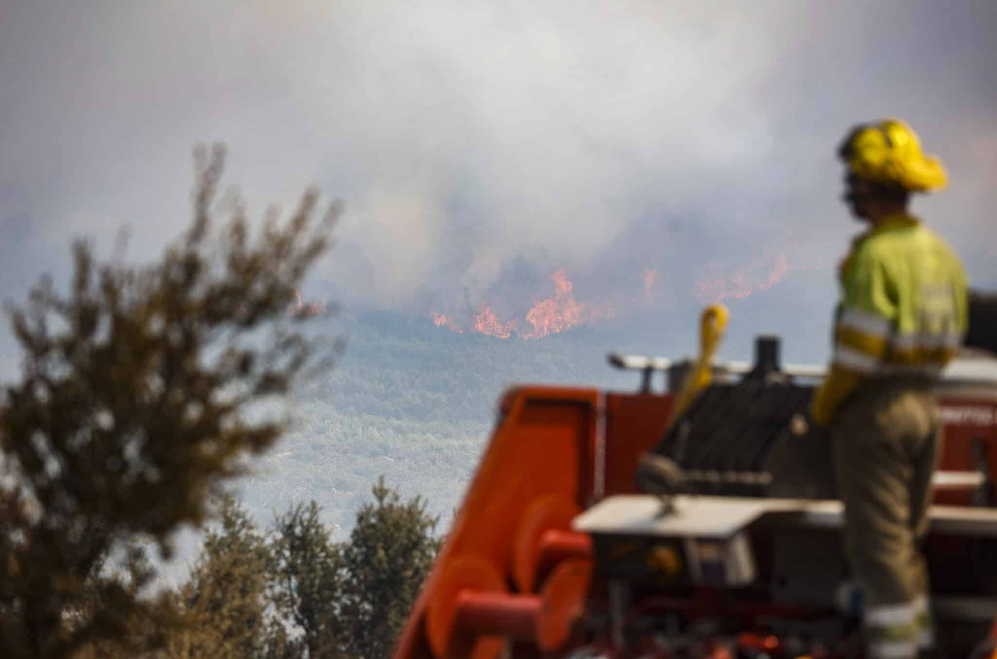 Un miembro de las Brigadas de Refuerzo de Incendios Forestales (BRIF) trabaja en el incendio forestal que va desde Alcublas hasta las poblaciones de Bejis