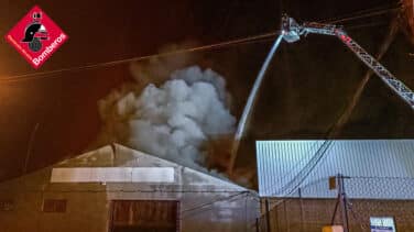 Un incendio calcina una nave industrial en Alicante y quema 800 metros cuadrados