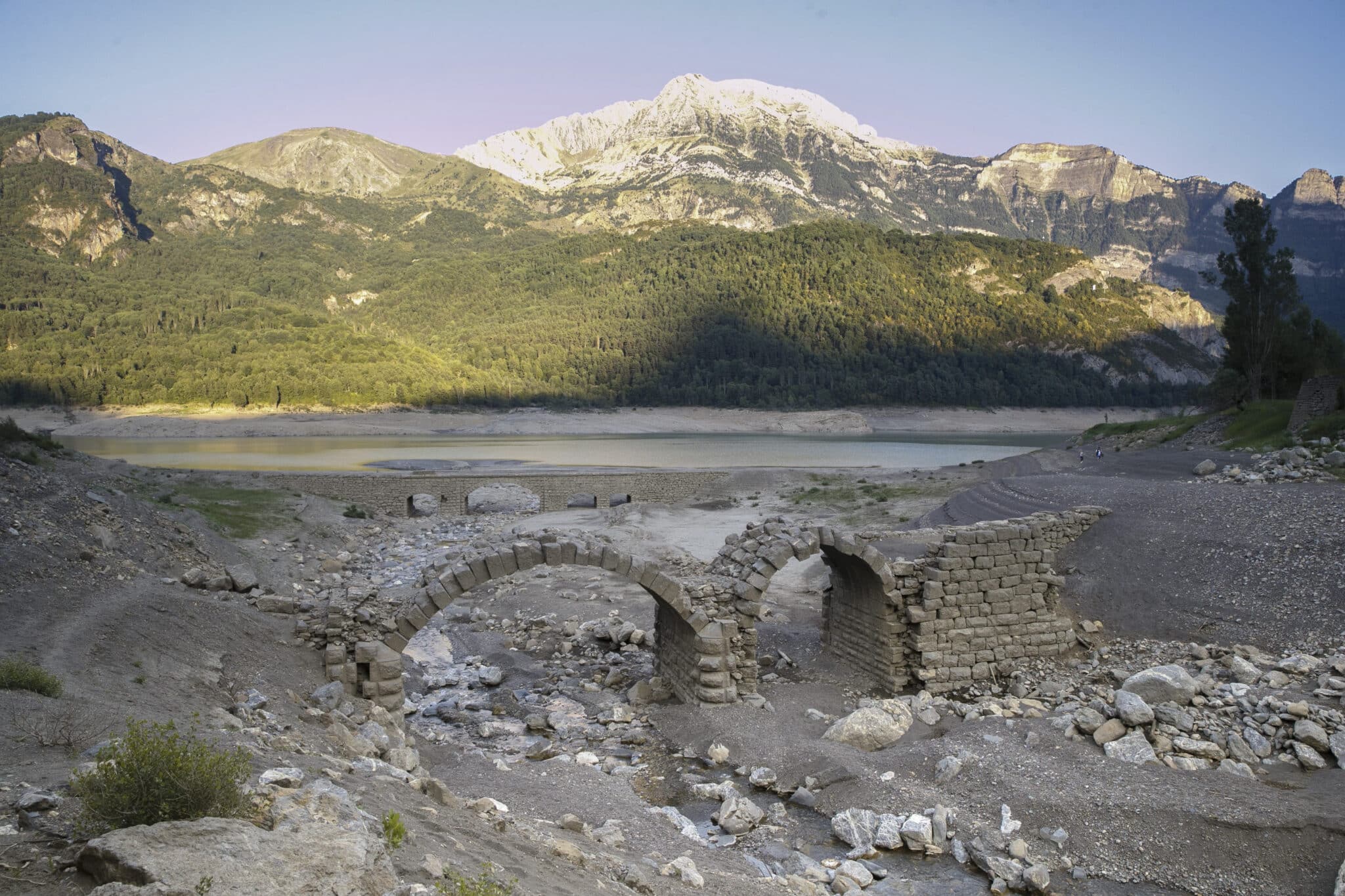 Vista del embalse de Búbal, en el Pirineo aragonés, que recoge las aguas del río Gállego.