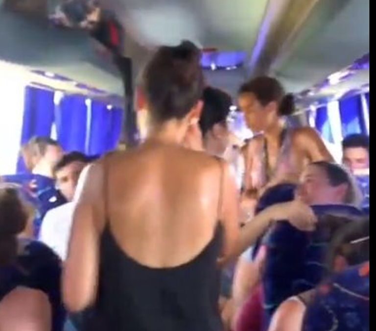 Golpes de calor y ansiedad: el angustioso viaje a 40º de unos jóvenes para regresar del Arenal Sound