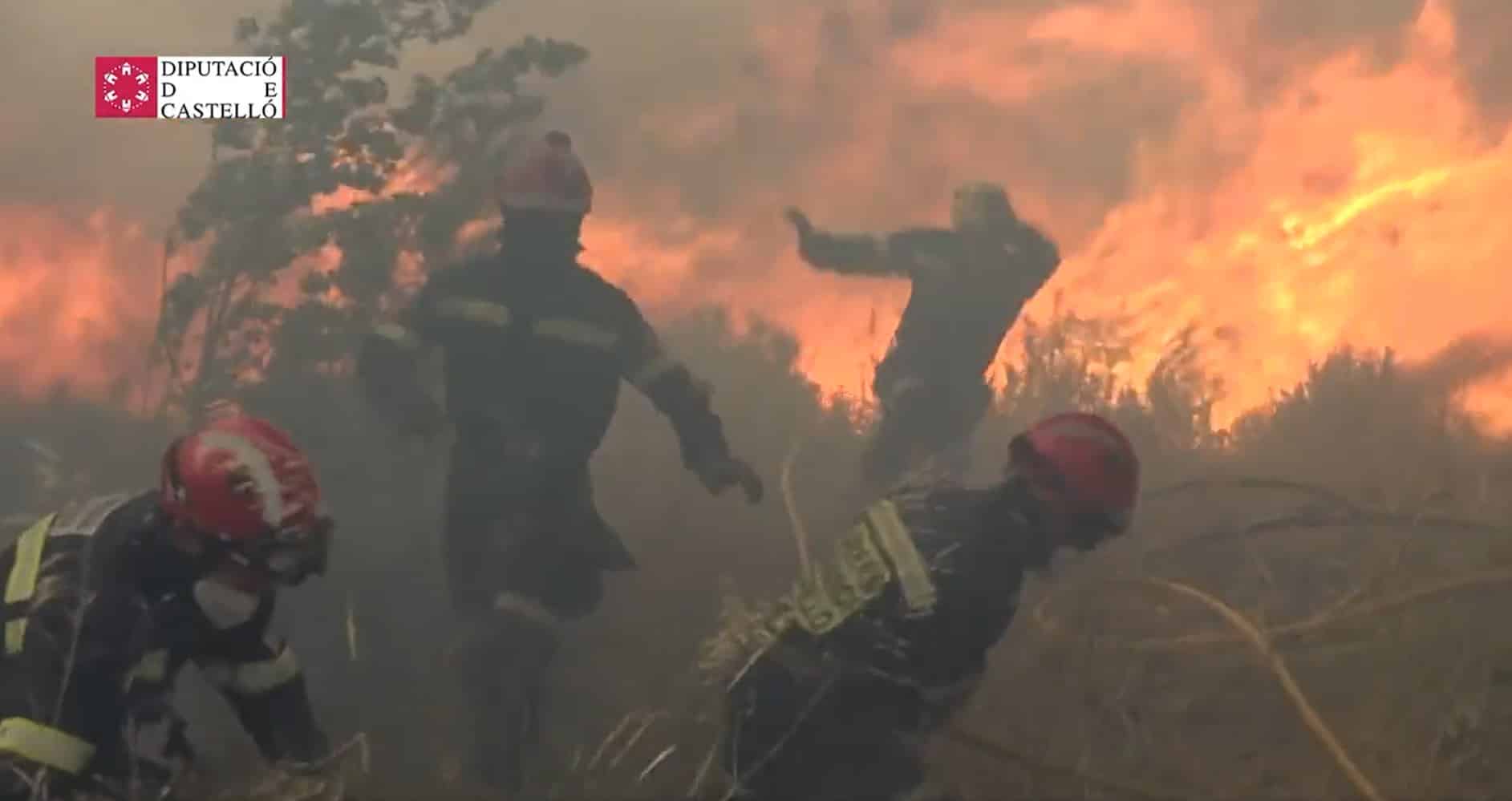 Bomberos corren frente a las llamas en el incendio de Bejís.