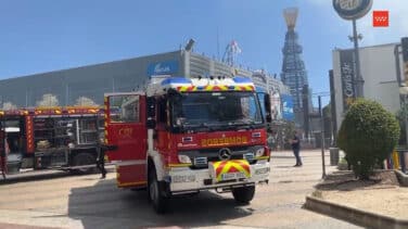 Los bomberos tratan de apagar un incendio en un centro comercial de Las Rozas