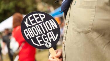 El estado de Kansas aprueba en un referéndum defender el derecho al aborto