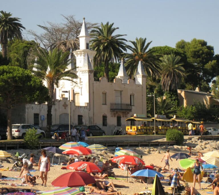 La avalancha de turistas provoca cortes de suministro de Endesa en la Costa Brava