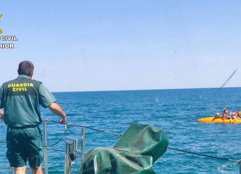 Rescatan en el mar a una familia a la deriva tras naufragar con su embarcación en Alicante