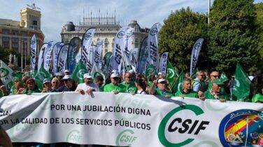 Decenas de miles de funcionarios marchan contra el Gobierno en demanda de "una subida salarial justa"