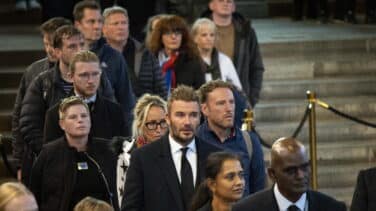 Las 12 horas de David Beckham en la cola para ver a Isabel II compartiendo donuts, sorbetes y sándwiches