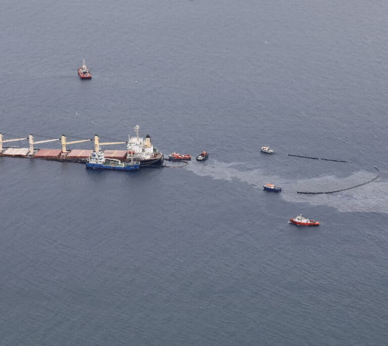 Extraen el 80% del combustible del buque varado en Gibraltar