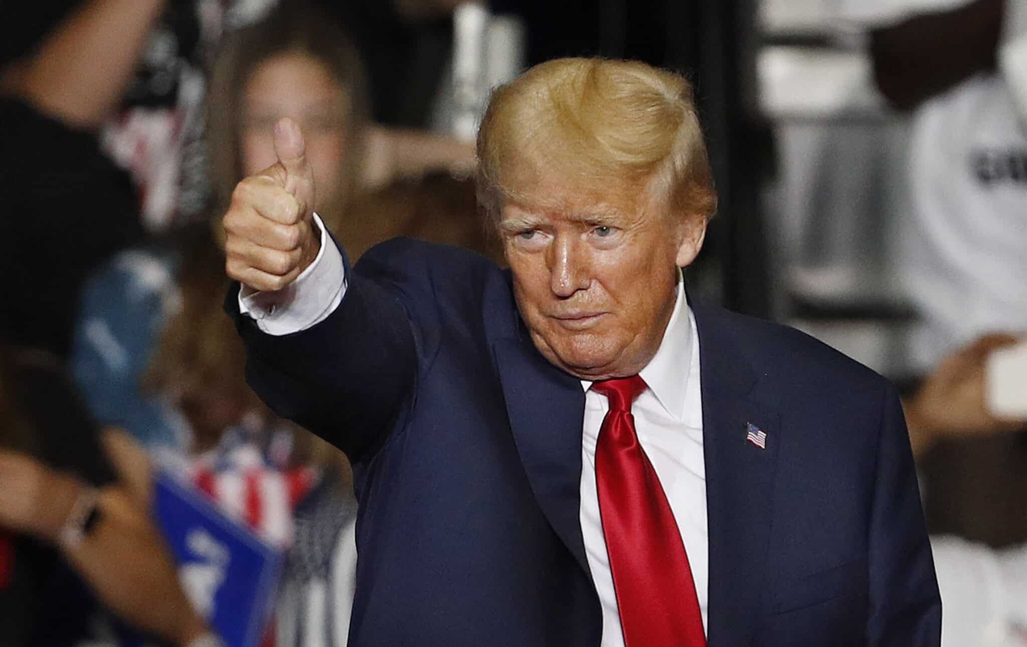 El expresidente estadounidense Donald Trump gesticula durante un mitin de Save America en el Covelli