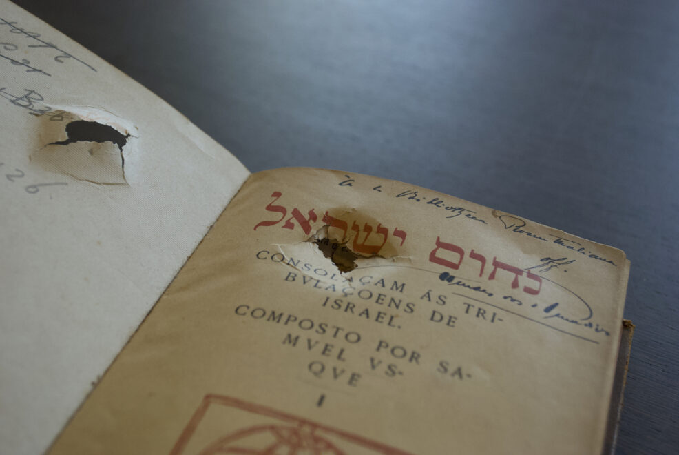 Consolação às Tribulações de Israel, de Samuel Usque, el misterioso libro dañado por una bala en la Bibliotheca Rosenthaliana de Ámsterdam. Se cree que el proyectil se disparó en Alemania, donde se saqueó la biblioteca. © Anders Rydell