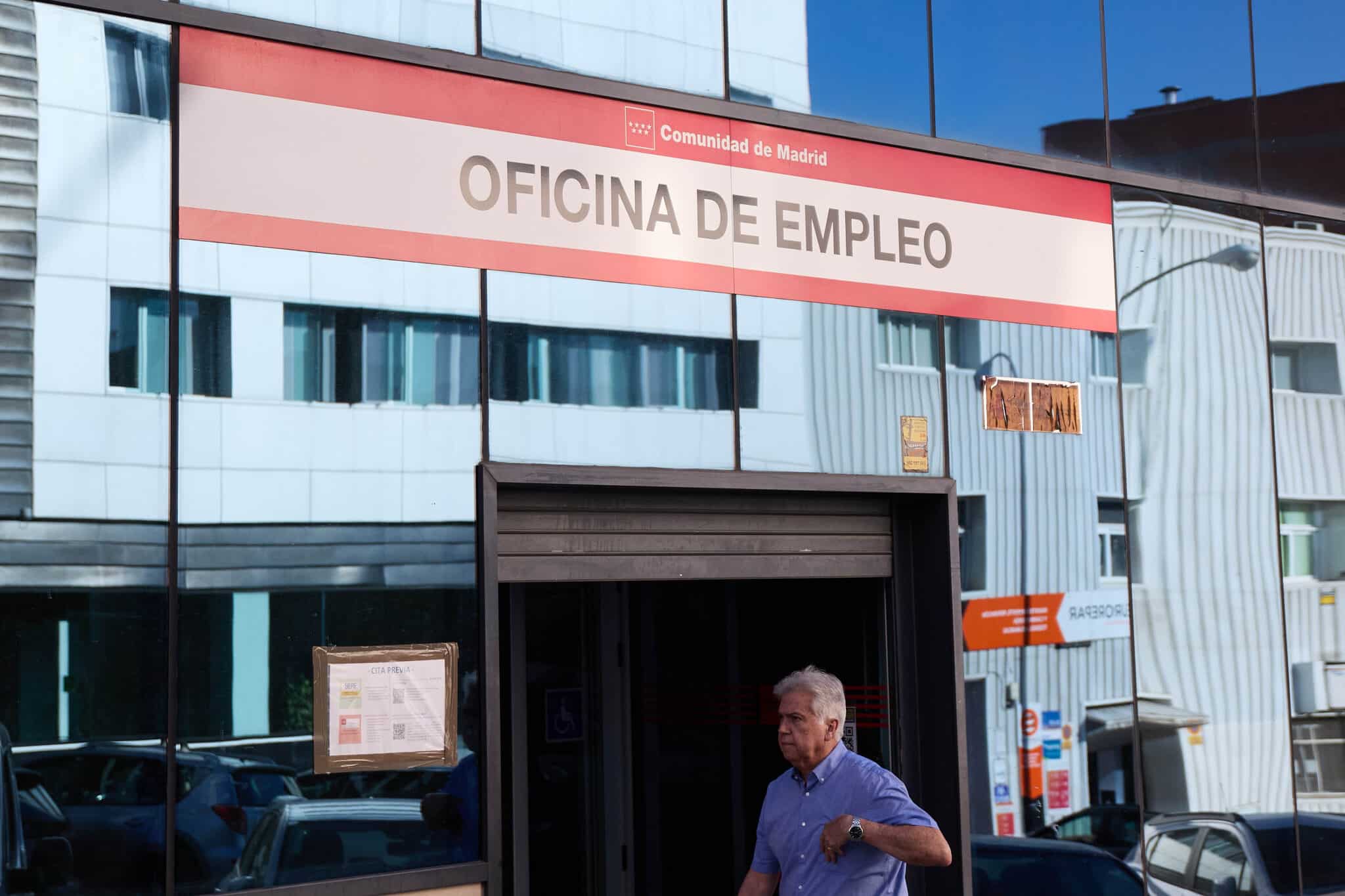 Un hombre pasa por la oficina del SEPE de la calle Miguel Yuste, a 2 de septiembre de 2022, en Madrid (España).