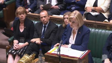 Liz Truss insiste en bajar los impuestos en su estreno contra el laborista Starmer