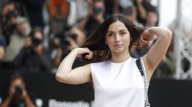 Ana de Armas acapara los flases a su llegada al Festival de Cine de San Sebastián