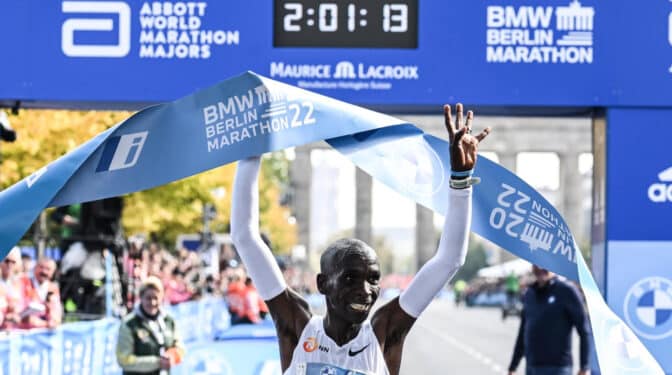 El atleta keniano Kipchoge vuelve a batir el récord mundial de maratón en Berlín