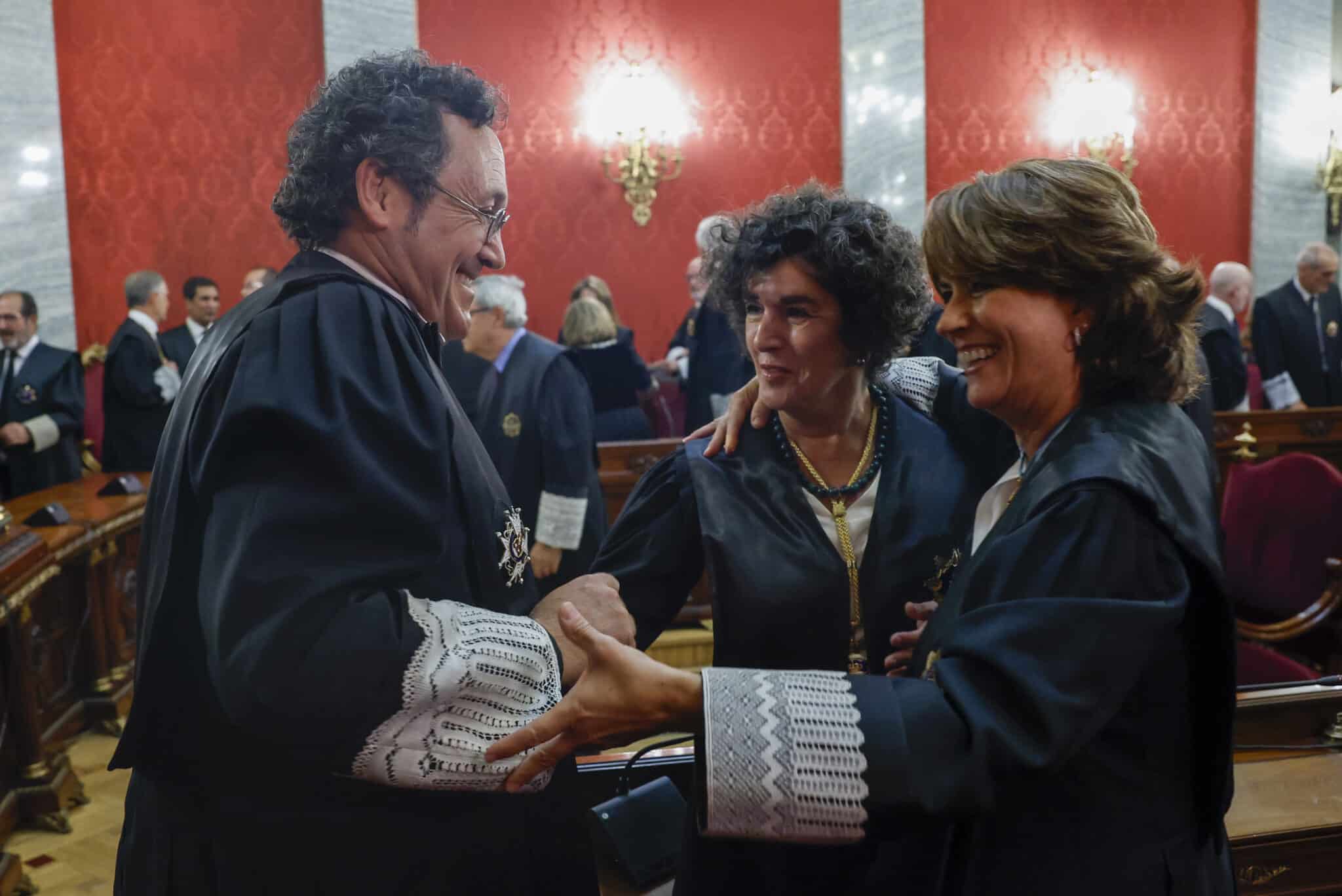 El nuevo fiscal general del Estado, Álvaro García Ortiz (i) saluda a su predecesora en el cargo, Dolores Delgado (d) tras su toma de posesión del cargo en el Tribunal Supremo en Madrid este lunes.