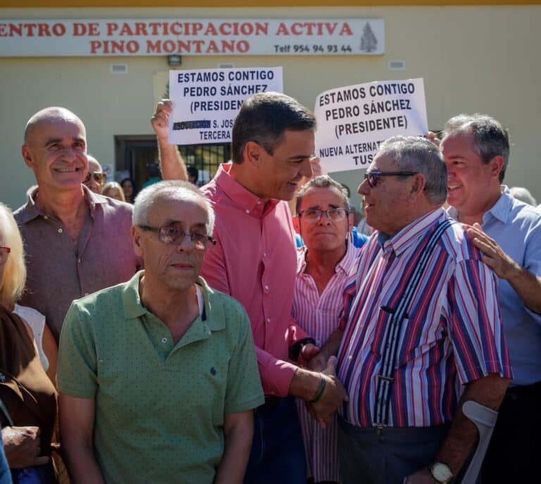 Sánchez ataca a los medios y a las "grandes empresas" en el arranque de su campaña en Sevilla entre algunos pitos y abucheos