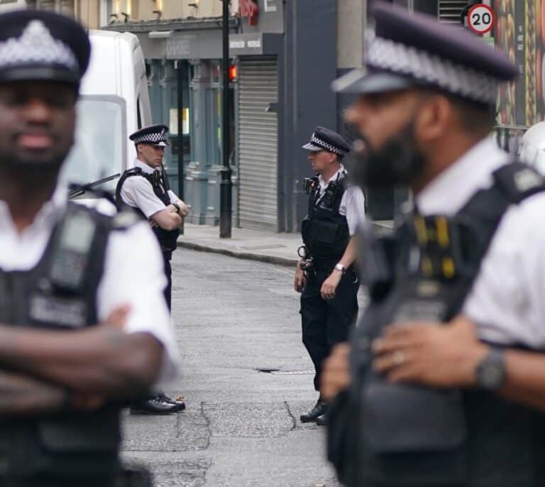 Un hombre apuñala a dos policías en el centro de Londres