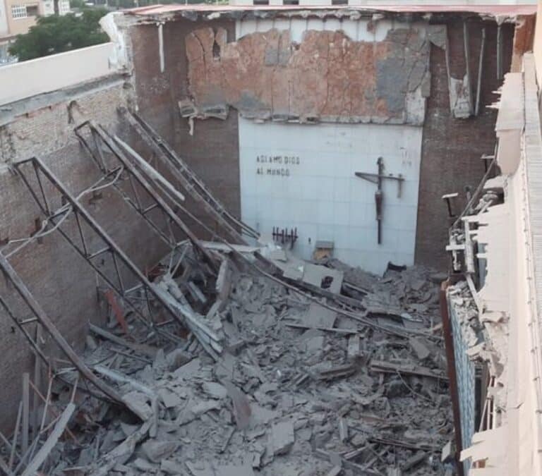 Se desploma el techo de la Iglesia del colegio de Las Esclavas en Cádiz