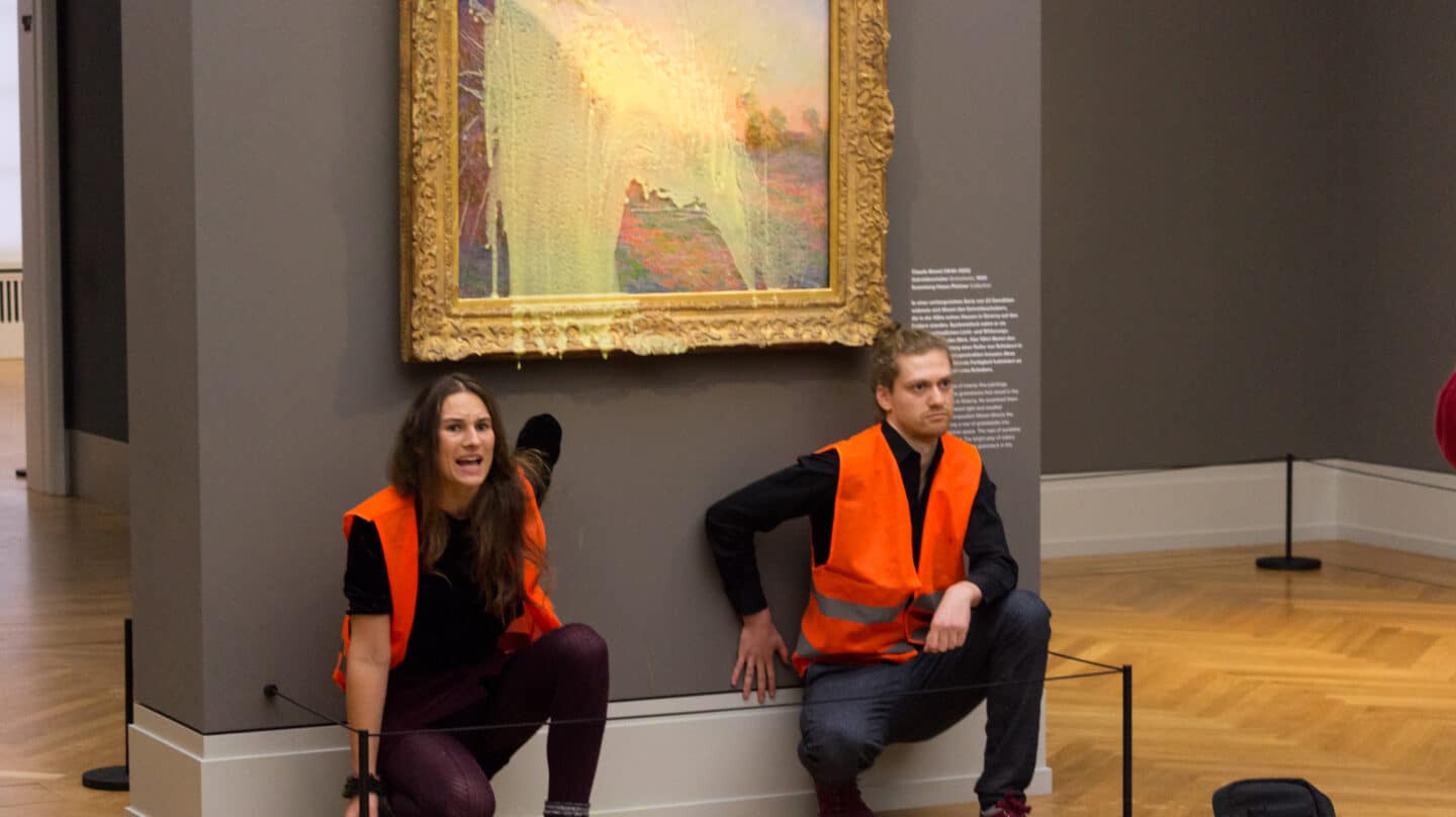 Dos activistas en el museo Barberini de Potsdam en Alemania cubrieron la pintura ‘Les Meules’ de Claude Monet con puré de patatas.