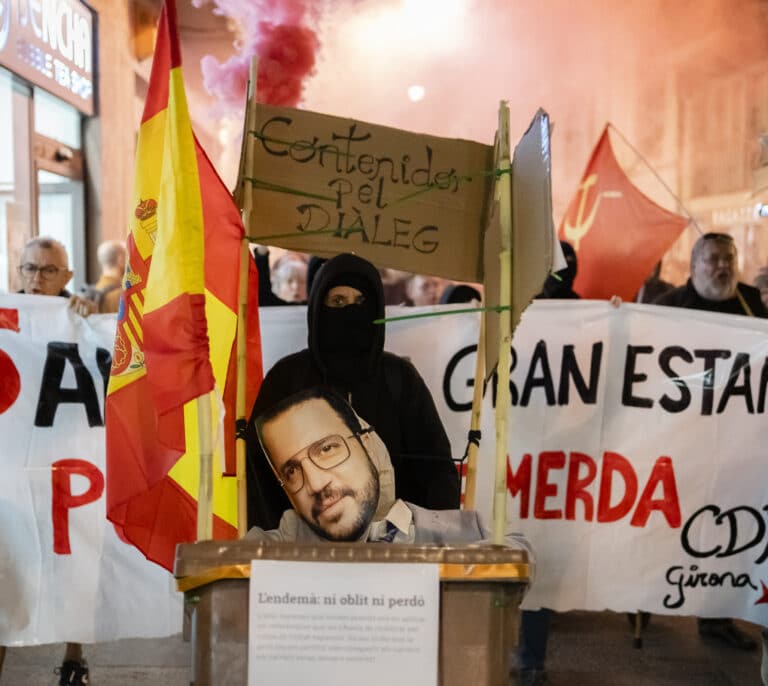 Queman la imagen de Aragonès junto a la bandera de España: "Cinco años de una gran estafa, políticos de mierda"