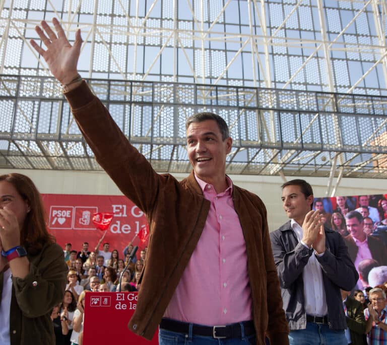 Sánchez no hace caso a las encuestas adversas del PSOE y asegura estar centrado en los PGE