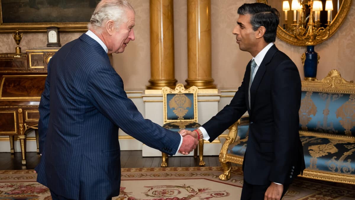 Rishi Sunak saluda al rey Carlos en el palacio de Buckingham.