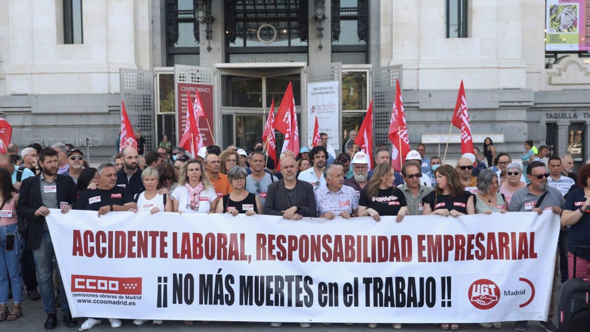 CCOO y UGt se concentran con motivo del fallecimiento de dos trabajadores debido a la ola de calor en la Plaza de Cibeles, en Madrid.