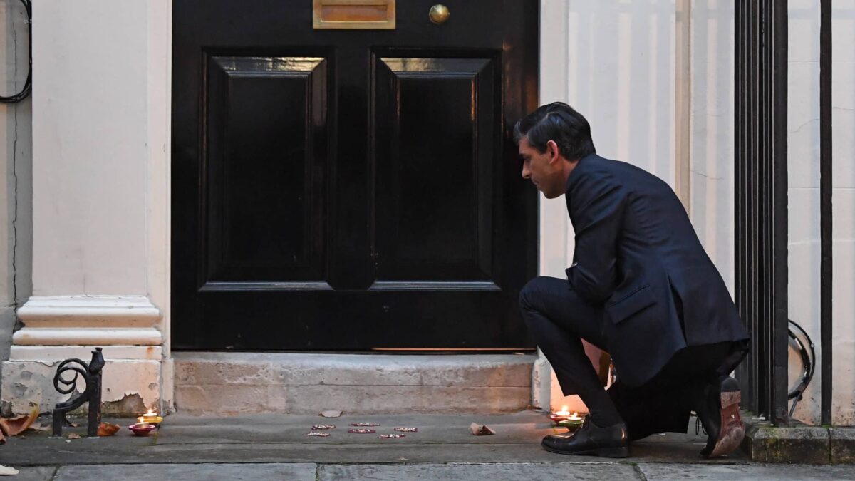 Rishi Sunak coloca velas en la puerta del 10 de Downing Street