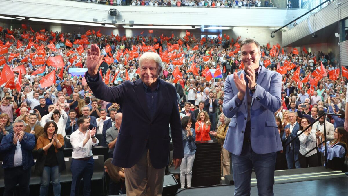 Felipe González y Pedro Sánchez en Sevilla durante el acto conmemorativo de los 40 años de la victoria del PSOE