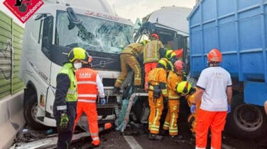 Un muerto y cuatro heridos en un accidente múltiple entre dos camiones y dos coches en la AP-7