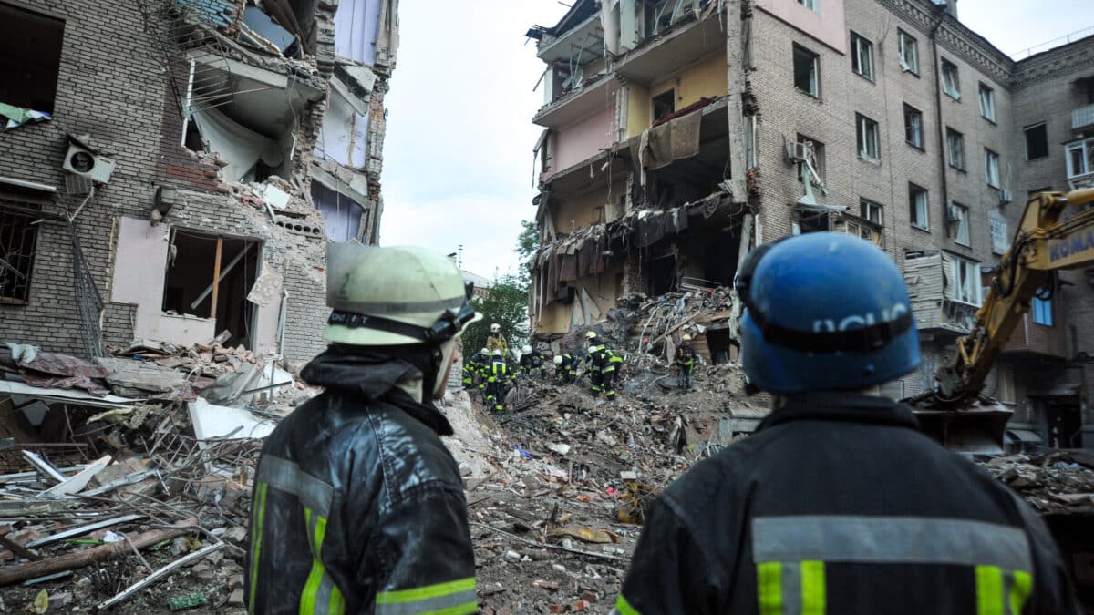 Edificio residencial destruido tras los ataques rusos contra Zaporiyia.