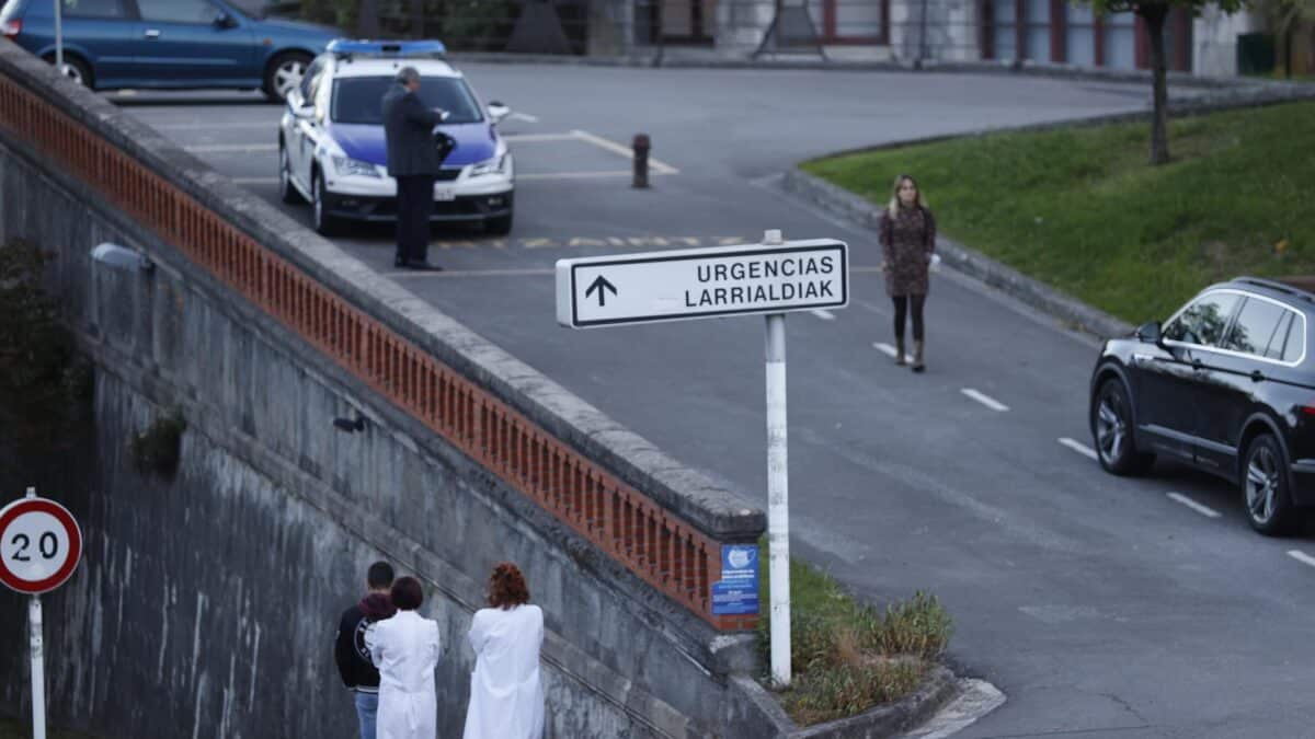 ehículo de la Ertzaintza a las puertas del Hospital de Basurto, en Bilbao, donde anoche un bebé recién nacido fue secuestrado por una mujer