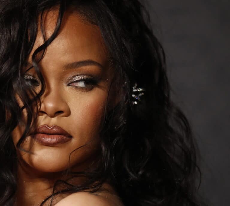 Rihanna revoluciona a sus fans tras anunciar su regreso musical con 'Lift Me Up' seis años después de su retirada