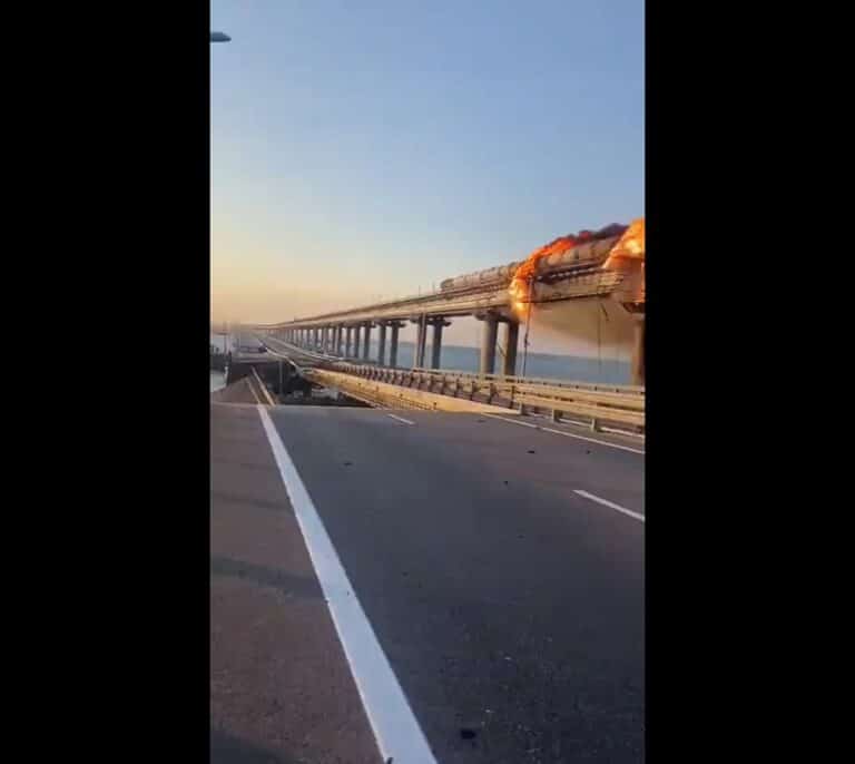 Una enorme explosión destruye el puente que une a Crimea con Rusia