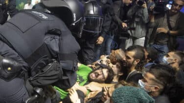 Desalojados decenas de manifestantes en la feria inmobiliaria de Barcelona