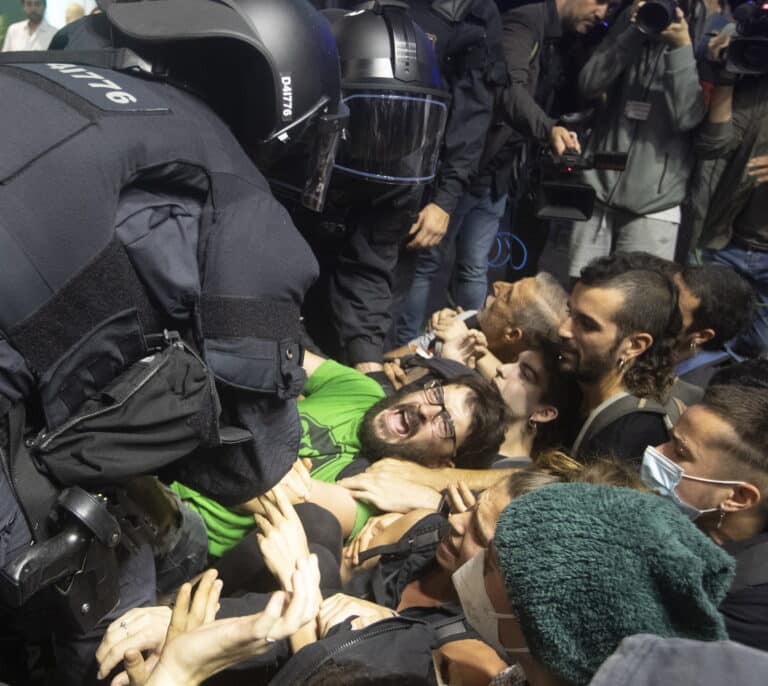 Desalojados decenas de manifestantes en la feria inmobiliaria de Barcelona