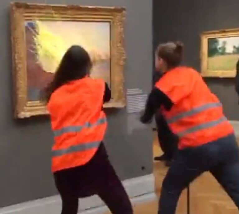 Dos activistas climáticos lanzan puré de patata a un cuadro de Monet en Berlín