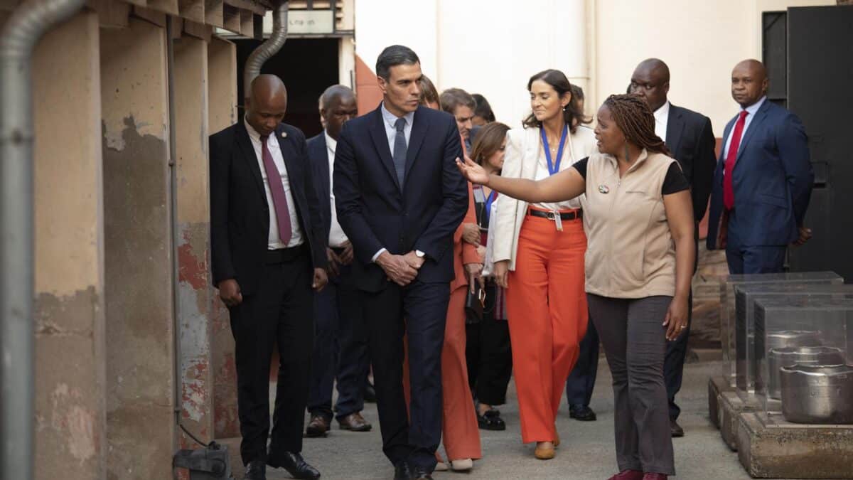 Pedro Sánchez visita la cárcel de Nelson Mandela en Sudáfrica, este jueves.