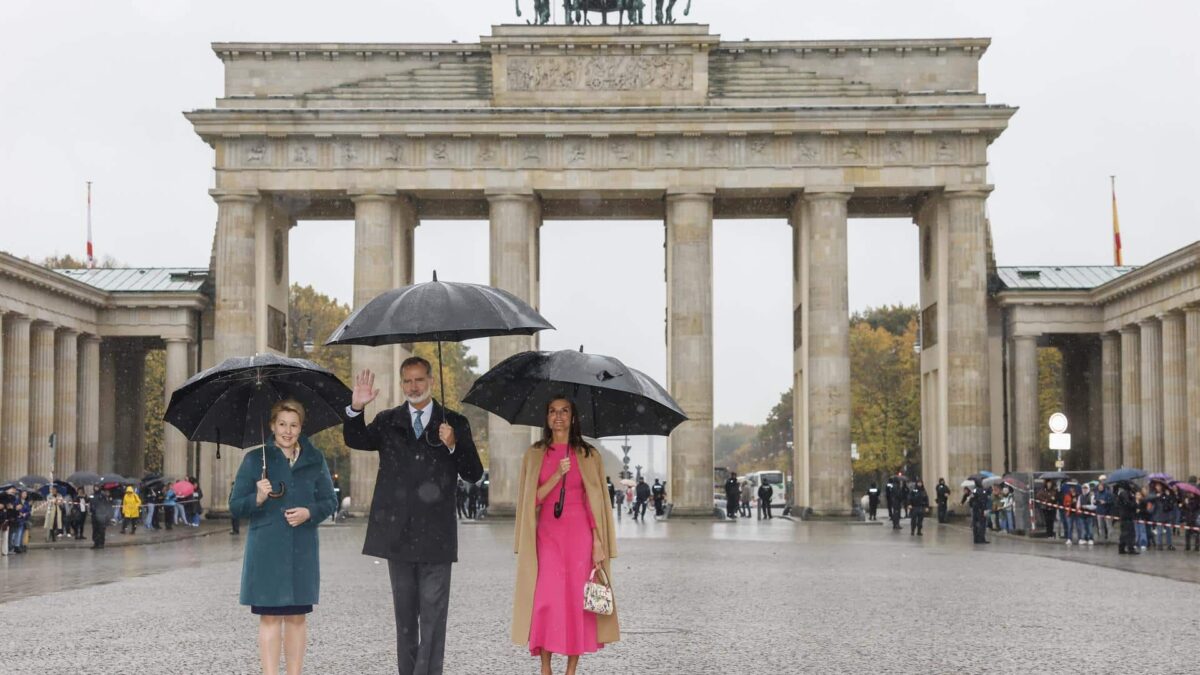 Los reyes Felipe y Letizia, junto a la alcaldesa de Berlín Franziska Giffey, frente a la puerta de Brandenburgo.