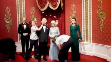 Dos activistas estampan una tarta en la cara del Carlos III del museo de cera