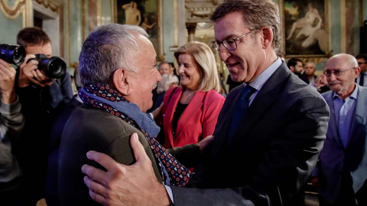 El secretario general de UGT, Pepe Álvarez (i) y el presidente del PP, Alberto Núñez Feijóo (d), se saludan durante el desayuno informativo del secretario general de UGT, en el Casino de Madrid