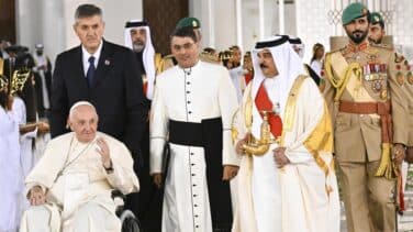 El polémico viaje del Papa Francisco a Bahrein: "No debe manchar su reputación estrechando la mano del rey"