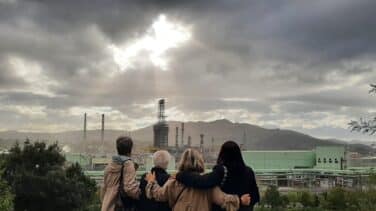 Mujeres 'Cuerdas' frente a un gigante de cenizas y fuego