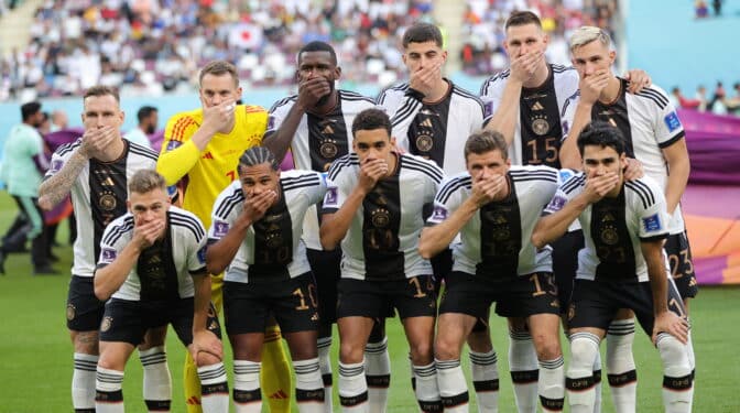 Los futbolistas de Alemania se tapan la boca por la prohibición de la FIFA de llevar el brazalete LGTBI