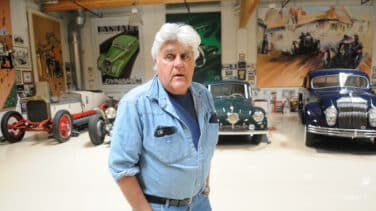 El presentador estadounidense Jay Leno, hospitalizado tras sufrir graves quemaduras en un accidente en su coche