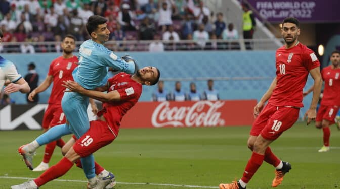 El choque que ha dejado KO al portero de Irán en el partido con Inglaterra