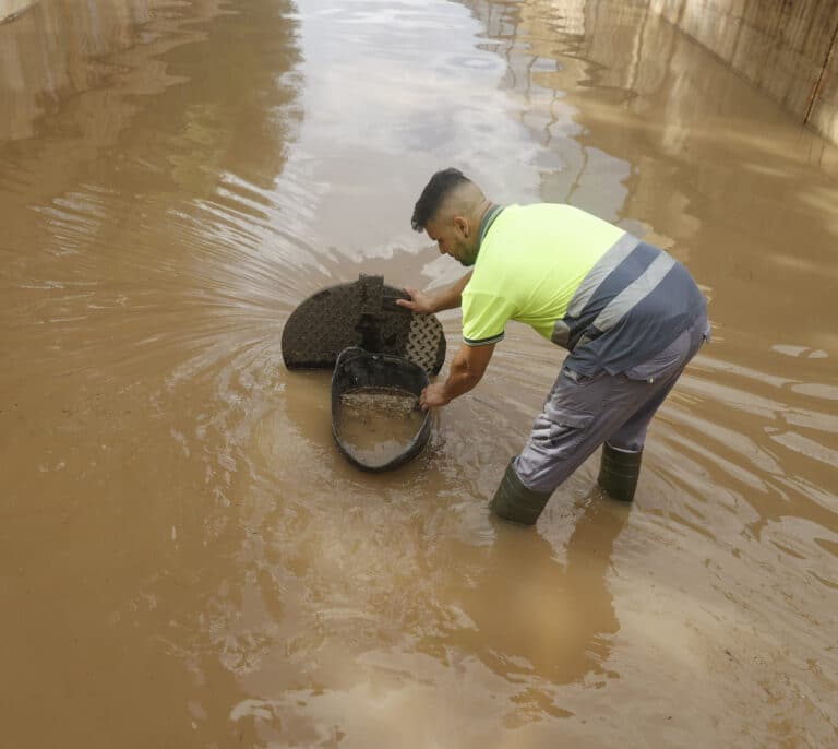 Rescatan a un grupo de trabajadores atrapados en su empresa a causa de las lluvias en Valencia