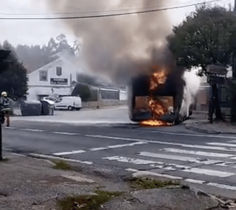 Arde un autobús urbano en Santiago de Compostela, el segundo en dos meses