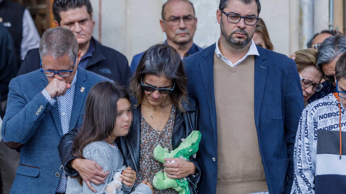 El alcalde de Torrecaballeros, Ruben García; la prima de la niña asesinada; la pareja del padre de la niña; y el padre de la niña asesinada durante un homenaje y minuto de silencio por la niña