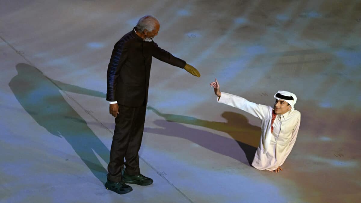 Morgan Freeman y Ghanim Al-Muftah se saludan en la inauguración del Mundial de Qatar.